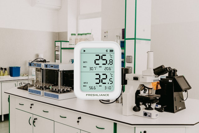 Bluetooth temperature monitor suitable for laboratories